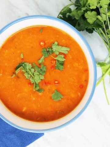 Roasted Sweet Potato & Butternut Squash Soup is the perfect winter warmer. Spicy and Thai inspired, full of flavor and healthy! Fall soups | Thai soups | Vegan soups | Roasted Sweet Potato Soup Recipes | Roasted Sweet Potato Soup with Coconut Milk | Thai soup | Healthy soups