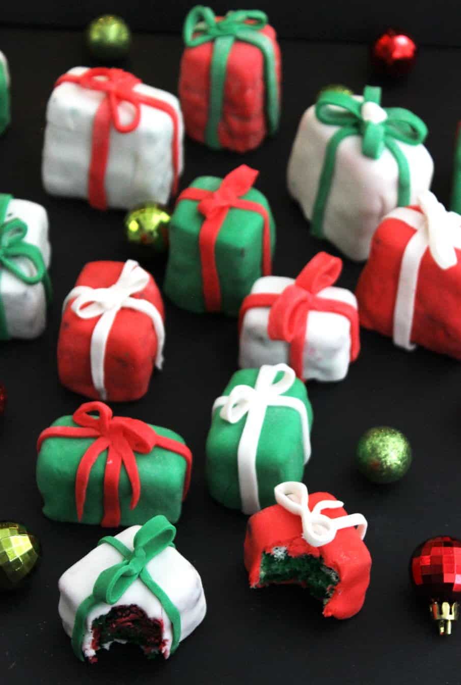 These mini Christmas Present Cakes are perfect for entertaining over the festive season! A simple sponge and buttercream recipe they are perfect for a novice baker - like me! Mix and match vibrant colours for full on Christmas appeal! Christmas Cake | Christmas Party Food | Sponge Christmas cakes | Party Food #christmascake #partyfood #festivedessert #christmasdessert