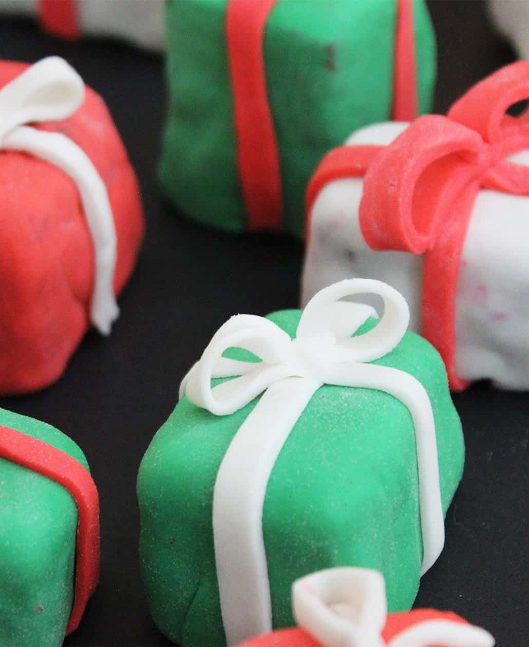 These mini Christmas Present Cakes are perfect for entertaining over the festive season! A simple sponge and buttercream recipe they are perfect for a novice baker - like me! Mix and match vibrant colours for full on Christmas appeal! Christmas Cake | Christmas Party Food | Sponge Christmas cakes | Party Food #christmascake #partyfood #festivedessert #christmasdessert