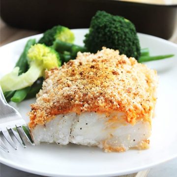 Crispy baked cod served with vegetables