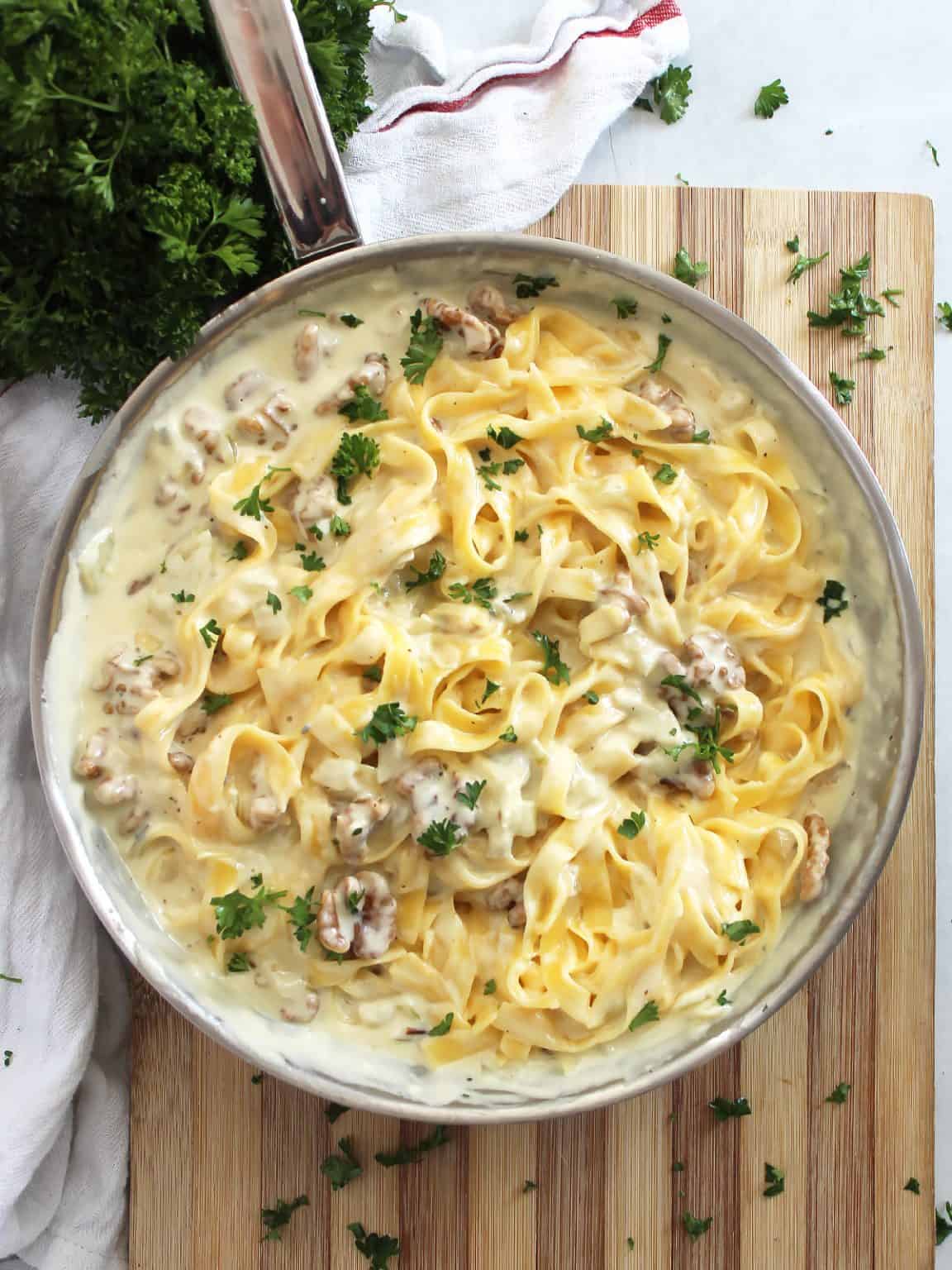 Blue Cheese Pasta Sauce (Gorgonzola And Walnut Pasta) - Slow The Cook Down