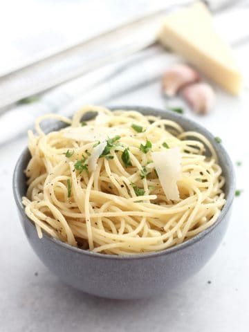 Garlic parmesan spaghetti in a blue bowl.