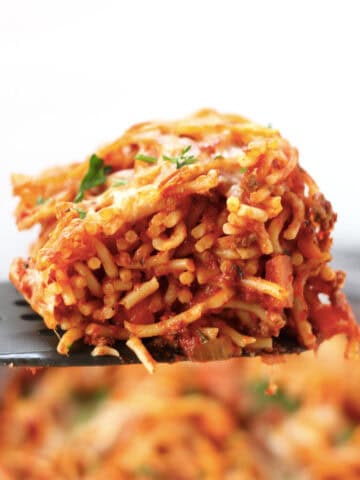 A serving of spaghetti gratin on a spatula.